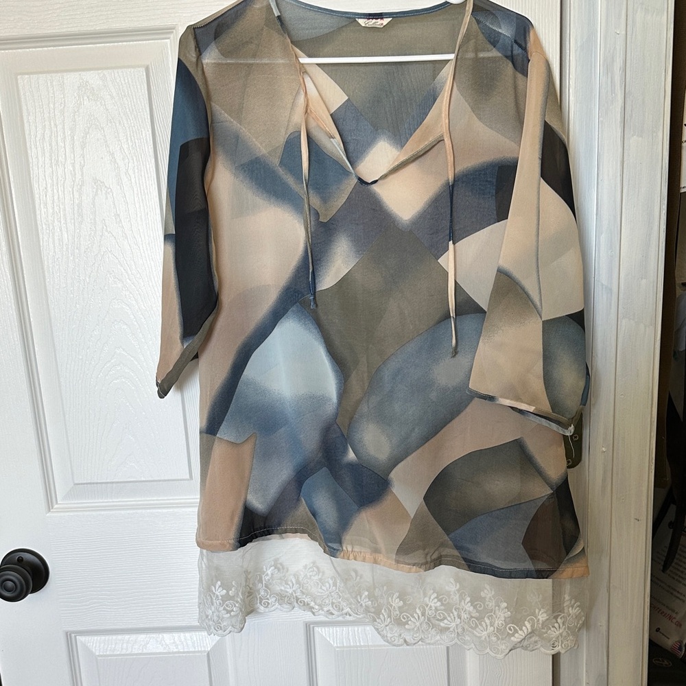 Stylish Women's Geometric Top with Lace Hem